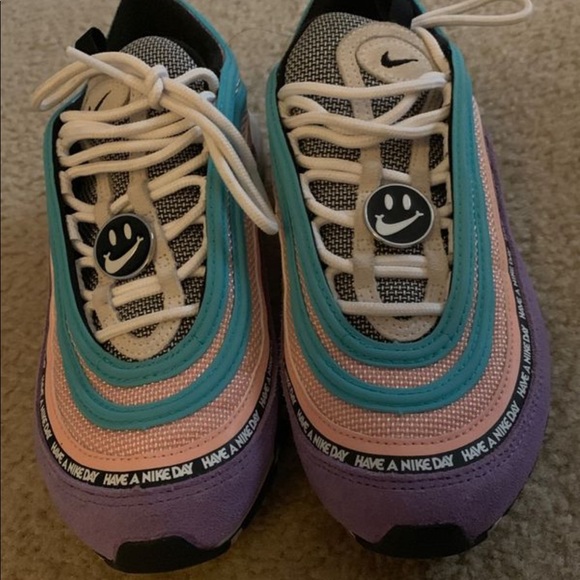 Nike - Picture 2 of 4